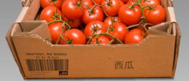 Kartonnen doos met tomaten en verschillende coderingen op de zijkant