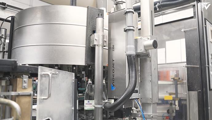 CO2-Laser Videojet 3350 mit Smart Focus kennzeichnet Wasserflaschen in der Getränkeabfüllung