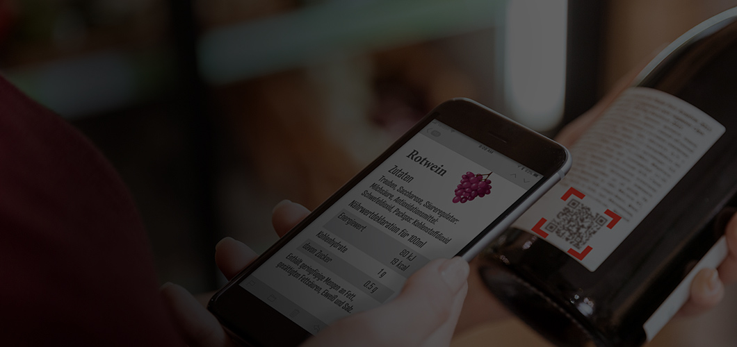 Kunde scannt mit einem Smartphone einen auf ein Weinetikett gekennzeichneten QR-Code und sieht dadurch das elektronische Label mit Zutatenliste und Nährwertangaben.