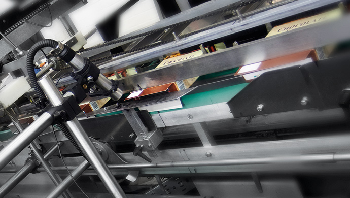 Impresora inkjet imprimiendo en cajas de cereales