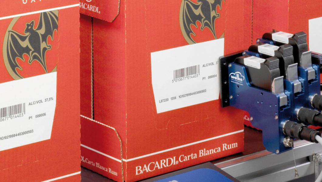 Tekst en barcode printen op omdozen van Bacardi. 