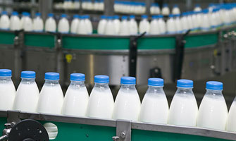Etiketten automatisch bedrucken für die Milchindustrie