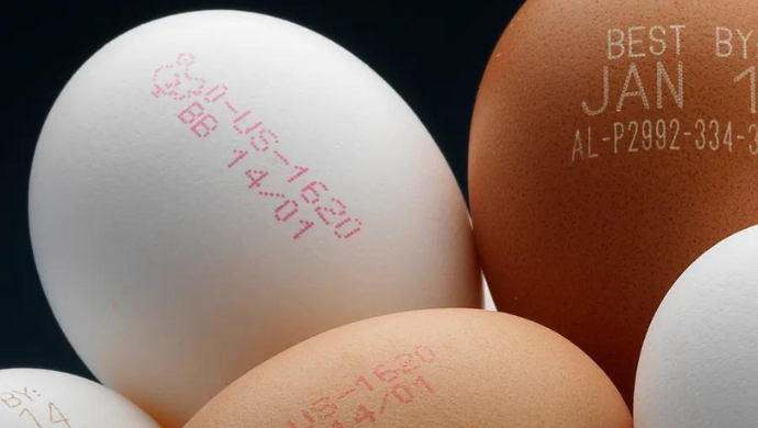 Eieren coderen met voedselveilige inkt.