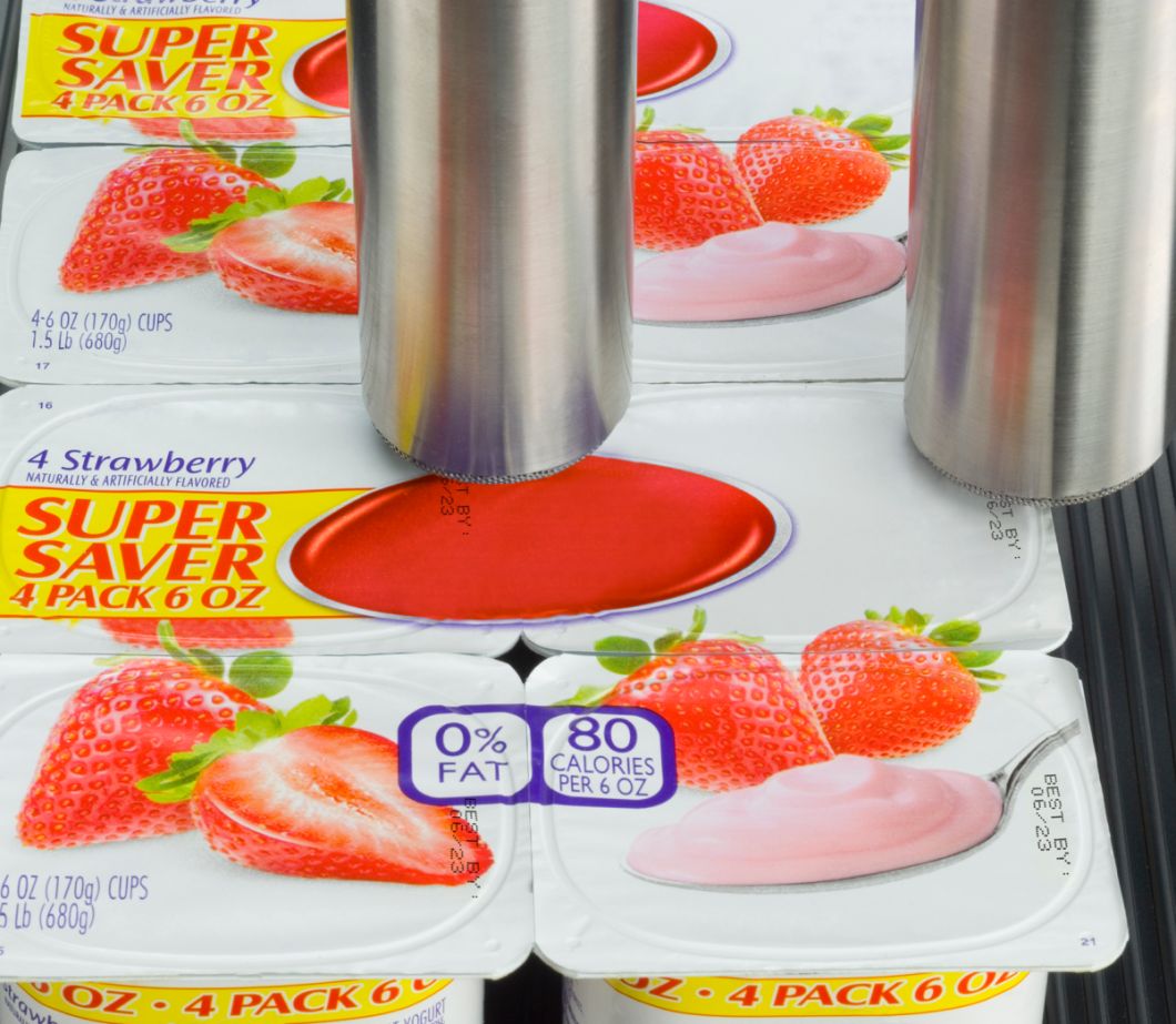 Variabele data aanbrengen op yoghurtverpakkingen met een dubbele printkop
