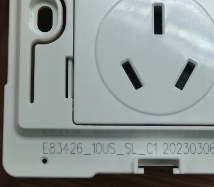 在插座外壳上打印字母数字编码