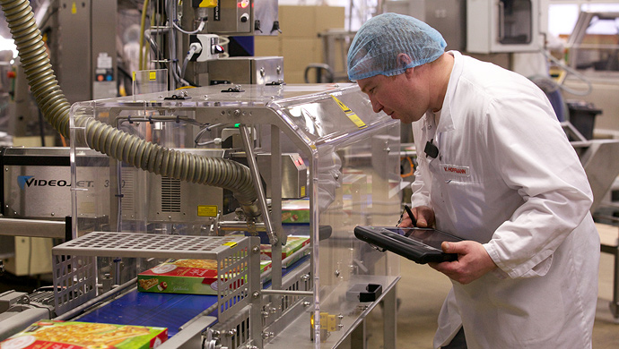 Fabrieksmedewerker die producten inspecteert die met een laser worden gemarkeerd