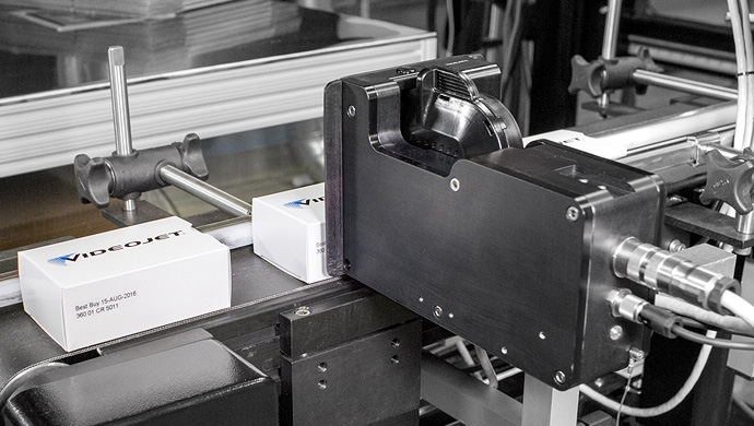 Thermal Inkjet Drucker Videojet 8610 beim kennzeichnen von pharmazeutischen Umverpackungen