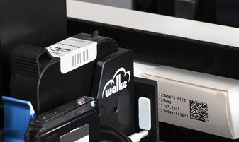 Kartonnen dozen bedrukken met een thermische inkjet printer voor farmaceutische verpakkingen.