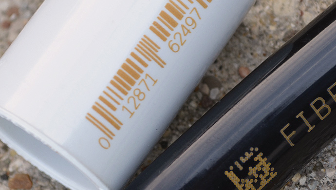 QR-code en barcode aangebracht op witte en zwarte buis