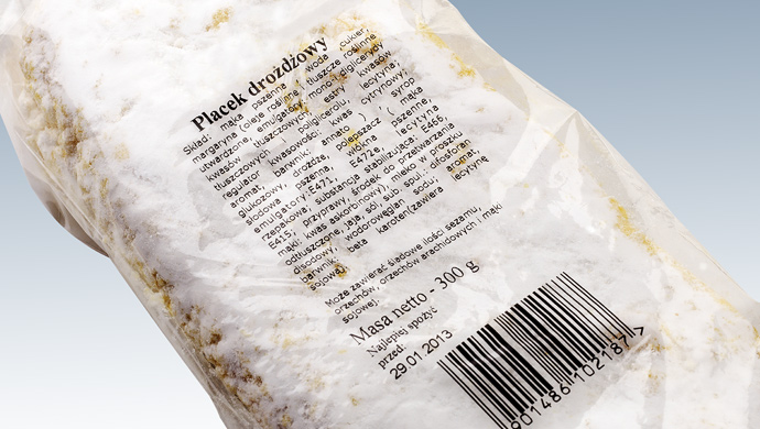 Bevroren zak brooddeeg met voedingsinformatie daarop gecodeerd