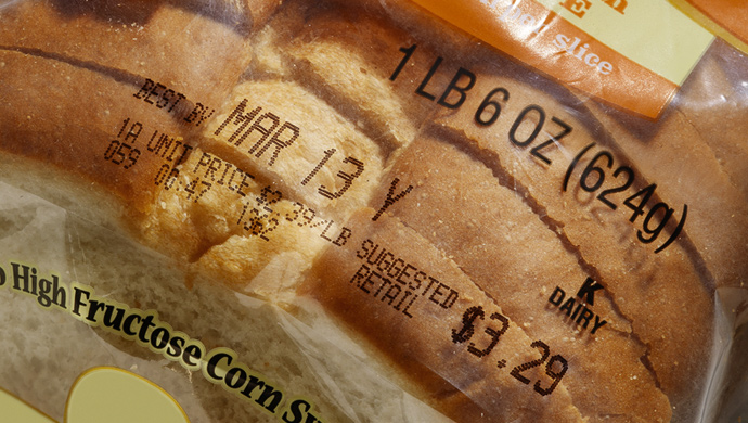 Zak met maïsbrood waarop variabele data geprint is, zoals THT-datum en verkoopprijs