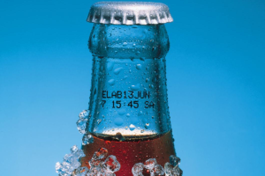 産業用インクジェットプリンタによるガラス製瓶への賞味期限の印字