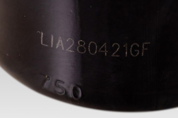 レーザーマーカーによるガラス製瓶への賞味期限の印字
