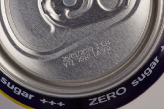 レーザーマーカーによるアルミ缶への賞味期限の印字