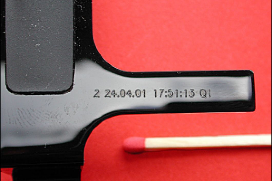 レーザーマーカーによる金属部品へのロット番号の印字