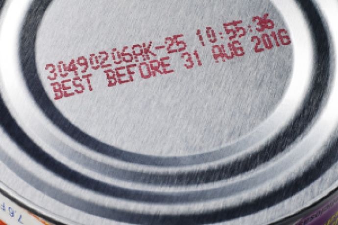 産業用インクジェットプリンタによる缶への赤色でロット番号の印字