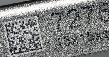 Direct Part Marking (DPM) op een onderdeel van metaal.