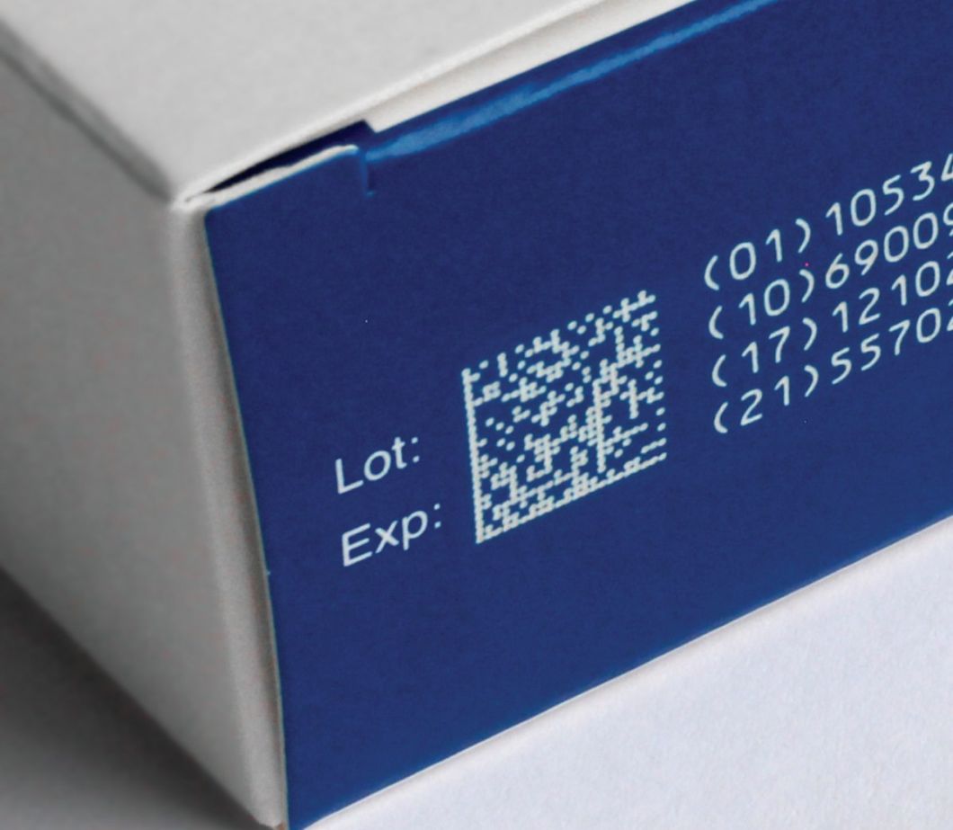 CO2 laser printer voor het coderen van een qr-code, data en tekst op karton.