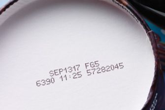 産業用インクジェットプリンタによる厚紙箱への賞味期限の印字