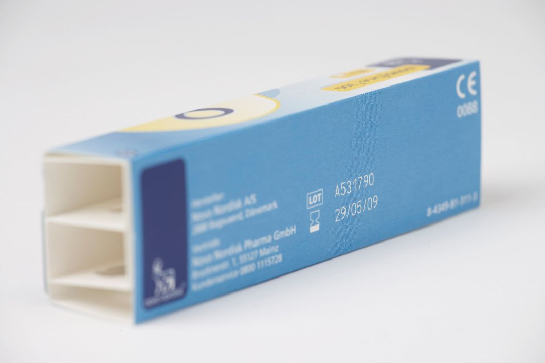 Batchcode en vervaldatum op kartonnen medische verpakking