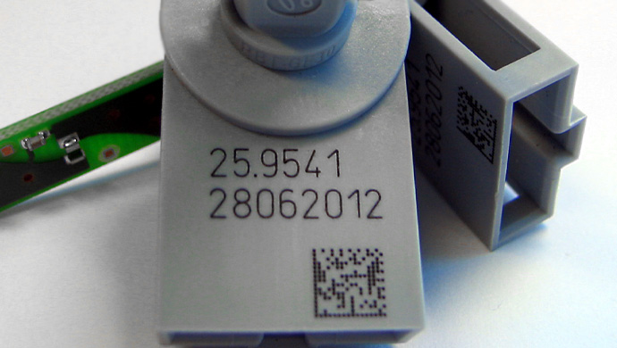 プラスチック製部品　数字と二次元バーコードを印字