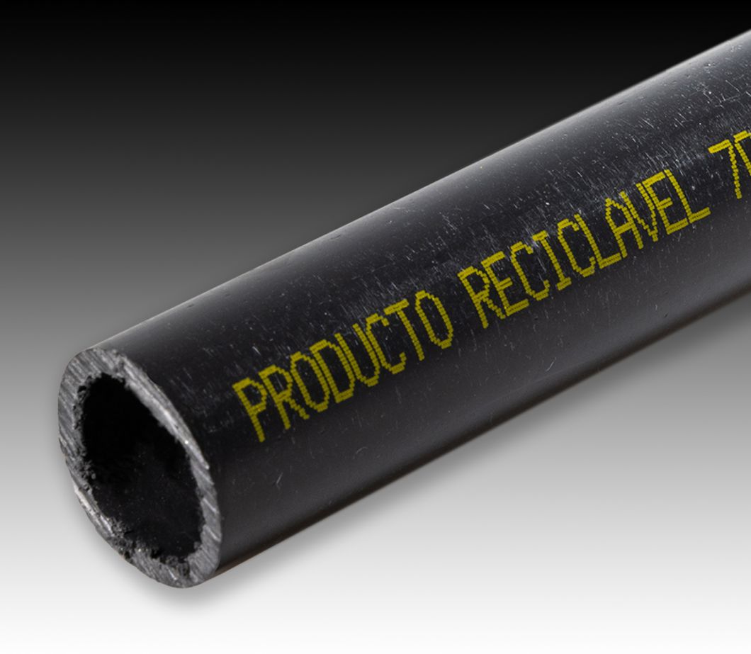CIJ 产品标识：在黑色 PVC 塑料挤压型材上用黄色墨水喷印单行字母数字编码