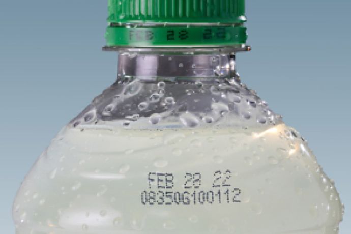 産業用インクジェットプリンタによるペットボトルへの賞味期限の印字