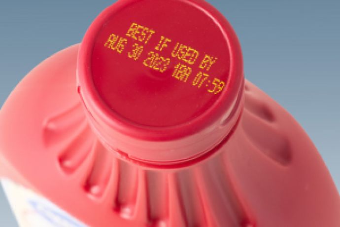 産業用インクジェットプリンタによるプラスチックへの賞味期限の印字