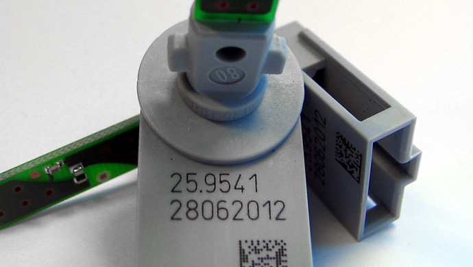 プラスチック製の小さな部品　極小の二次元バーコード印字