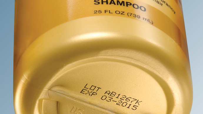 impression numéro de lot et date d’expiration au jet d’encre sur bouteille de shampoing en plastique