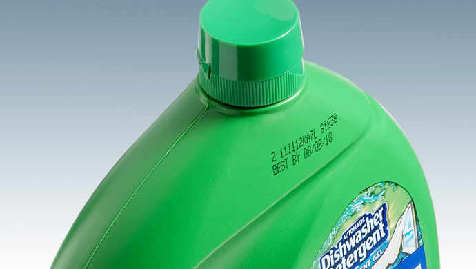 Inkjetcodering op groene plastic verpakking van schoonmaakmiddel