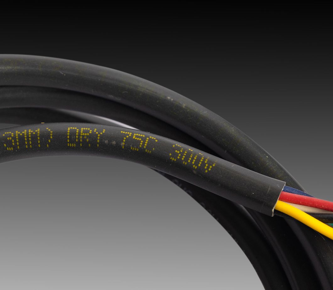 Marcado de productos con CIJ: código alfanumérico de una línea con tinta amarilla en un recubrimiento de cable negro