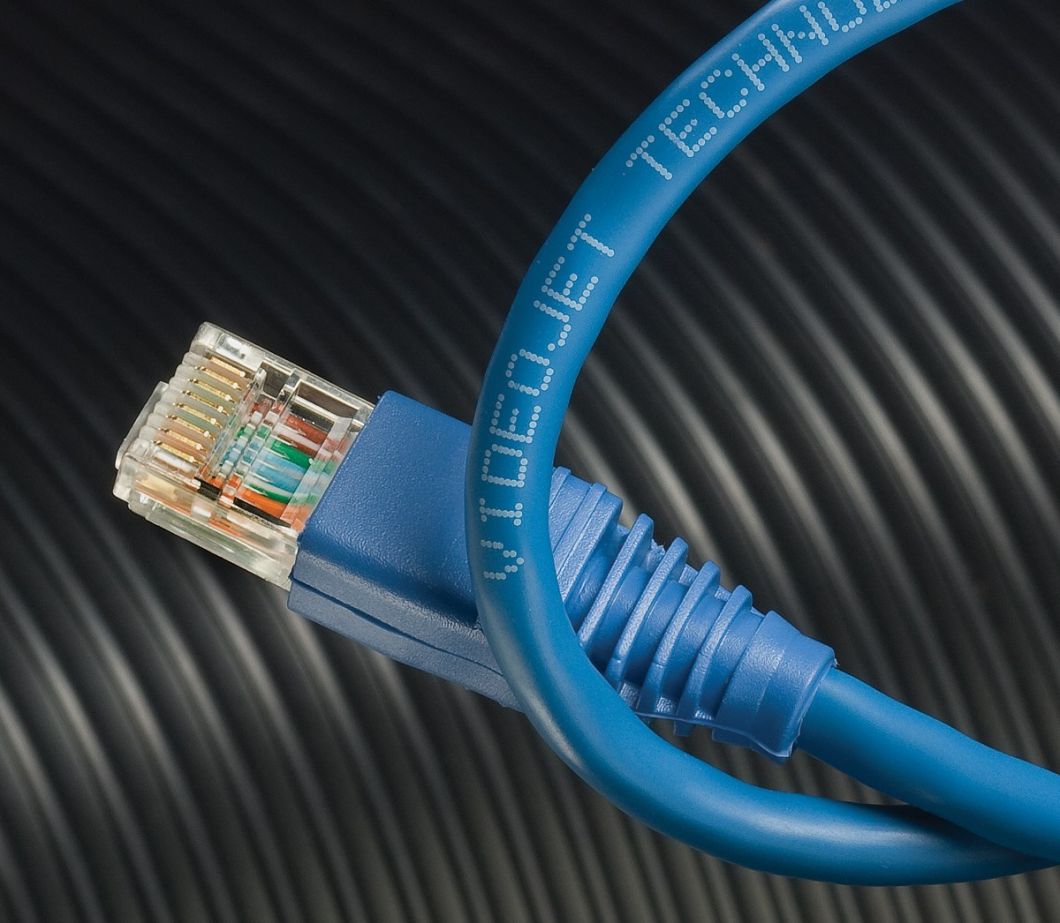 Witte code op blauwe kabel