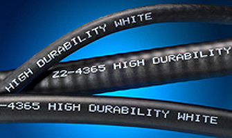 3 zwarte kabels die gecodeerd zijn met witte inkt 